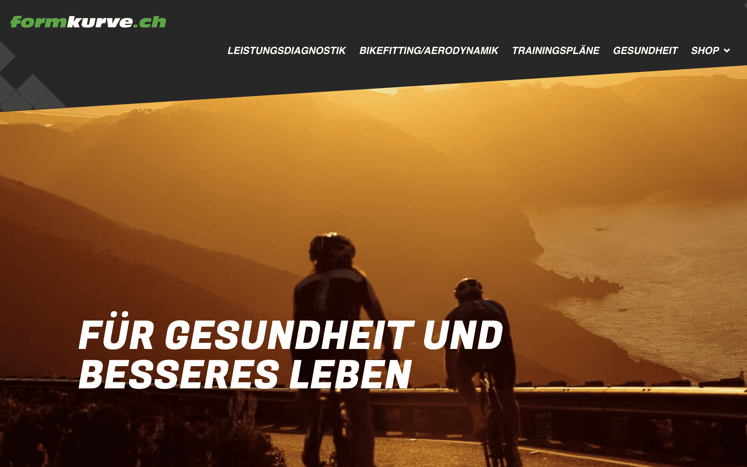 ein paar Leute fahren mit dem Fahrrad eine Straße entlang.