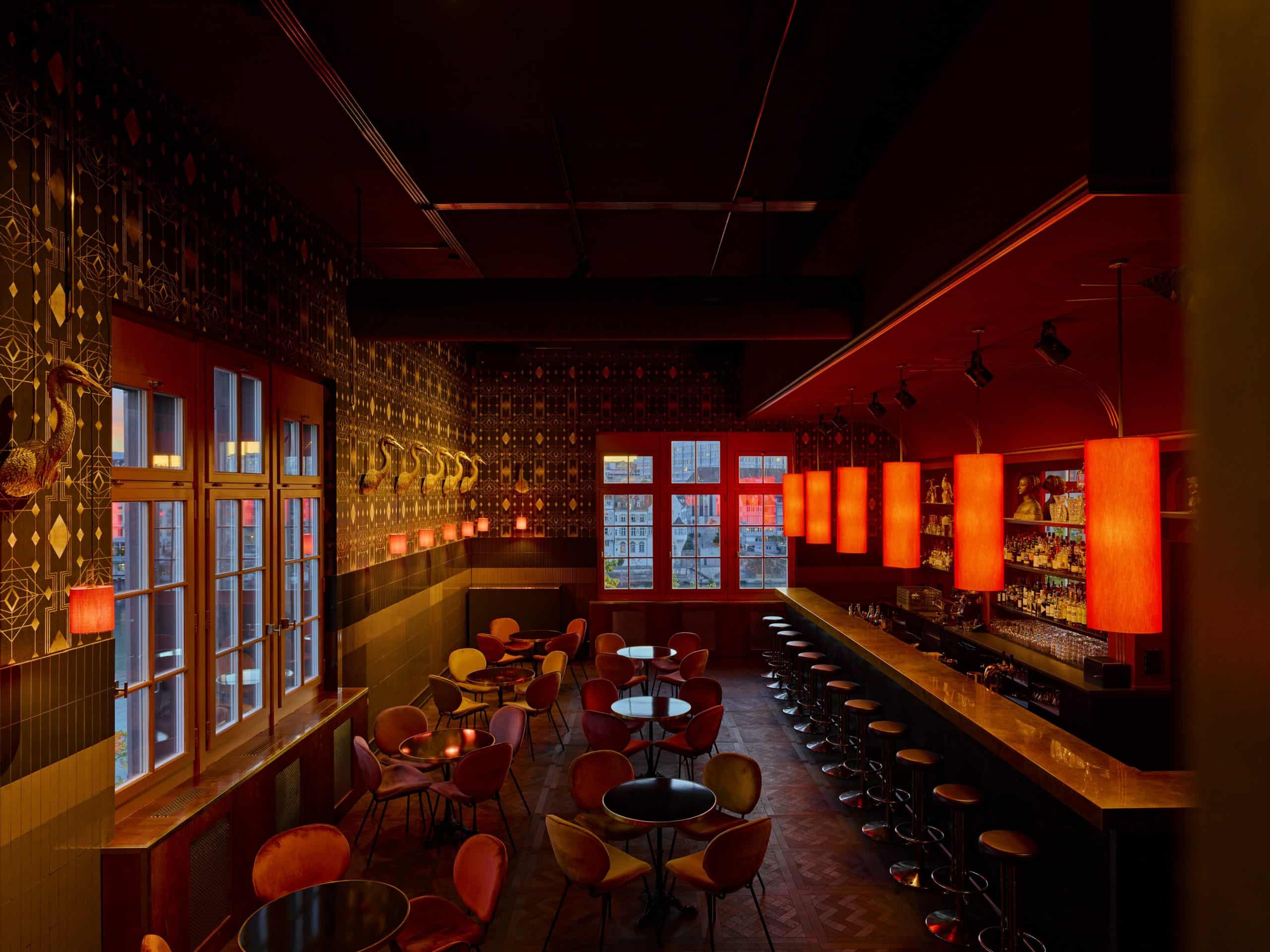 ein schwach beleuchtetes Restaurant mit roter und gelber Beleuchtung.