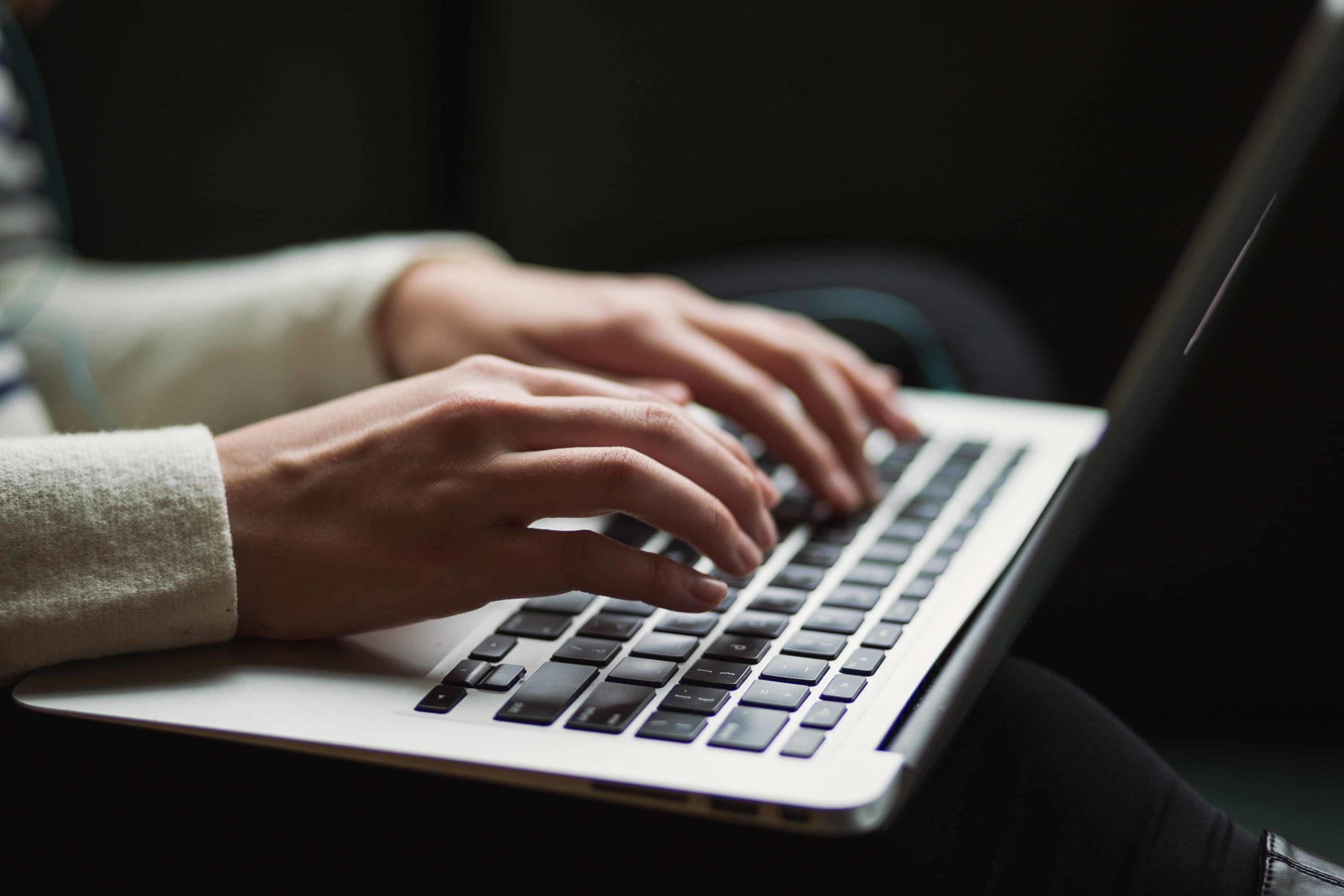 SEO-Texter am schreiben eines Textes an seinem Laptop